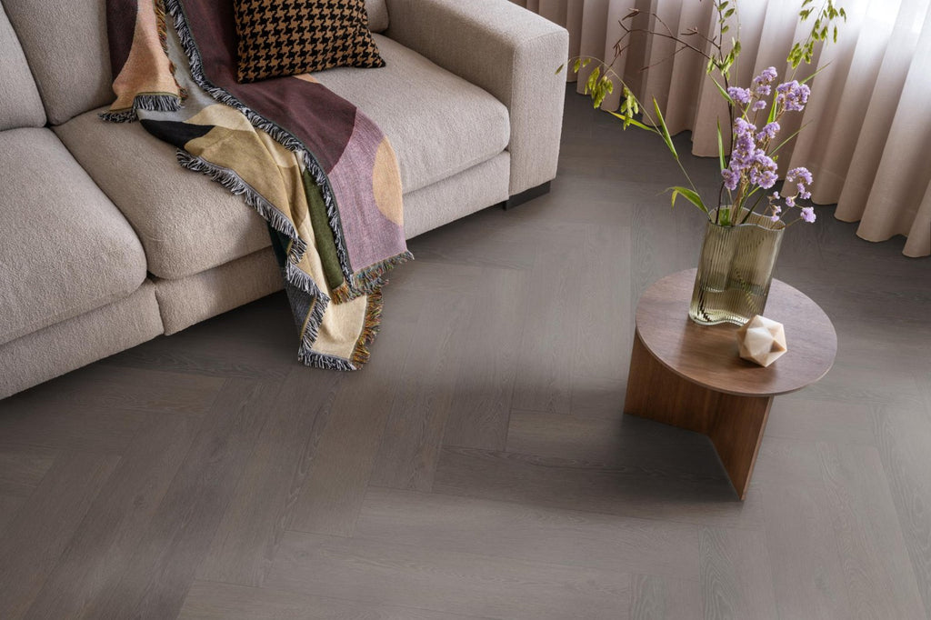 Herringbone click SRC charcoal sfeer