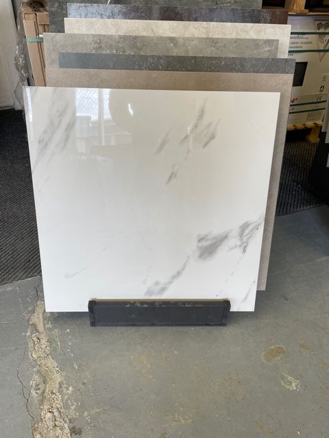 Carrara White hoogglans keramische tegel 60x60 cm