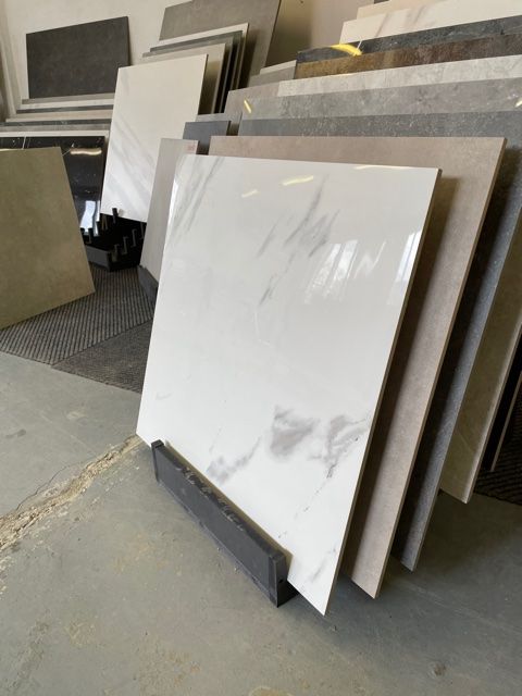 Carrara White hoogglans tegelvloer sfeerbeeld